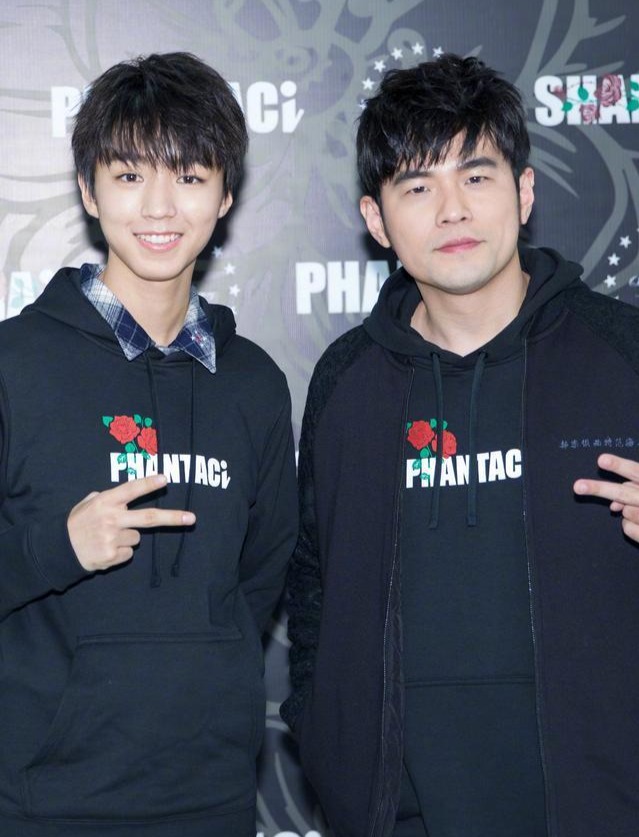 王俊凯亲手画蛋糕庆周杰伦42岁生日，连续六年卡点送祝福