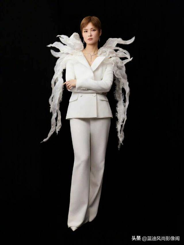 李宇春微博之夜：白纱羽翼裹身，利落里藏着女王锋芒