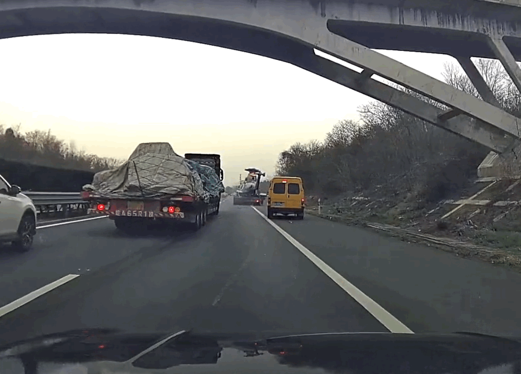 国内最贵车祸：半挂卡车高速路上撞了价值1.4亿元的直升机 - cnBeta.COM 移动版(WAP)