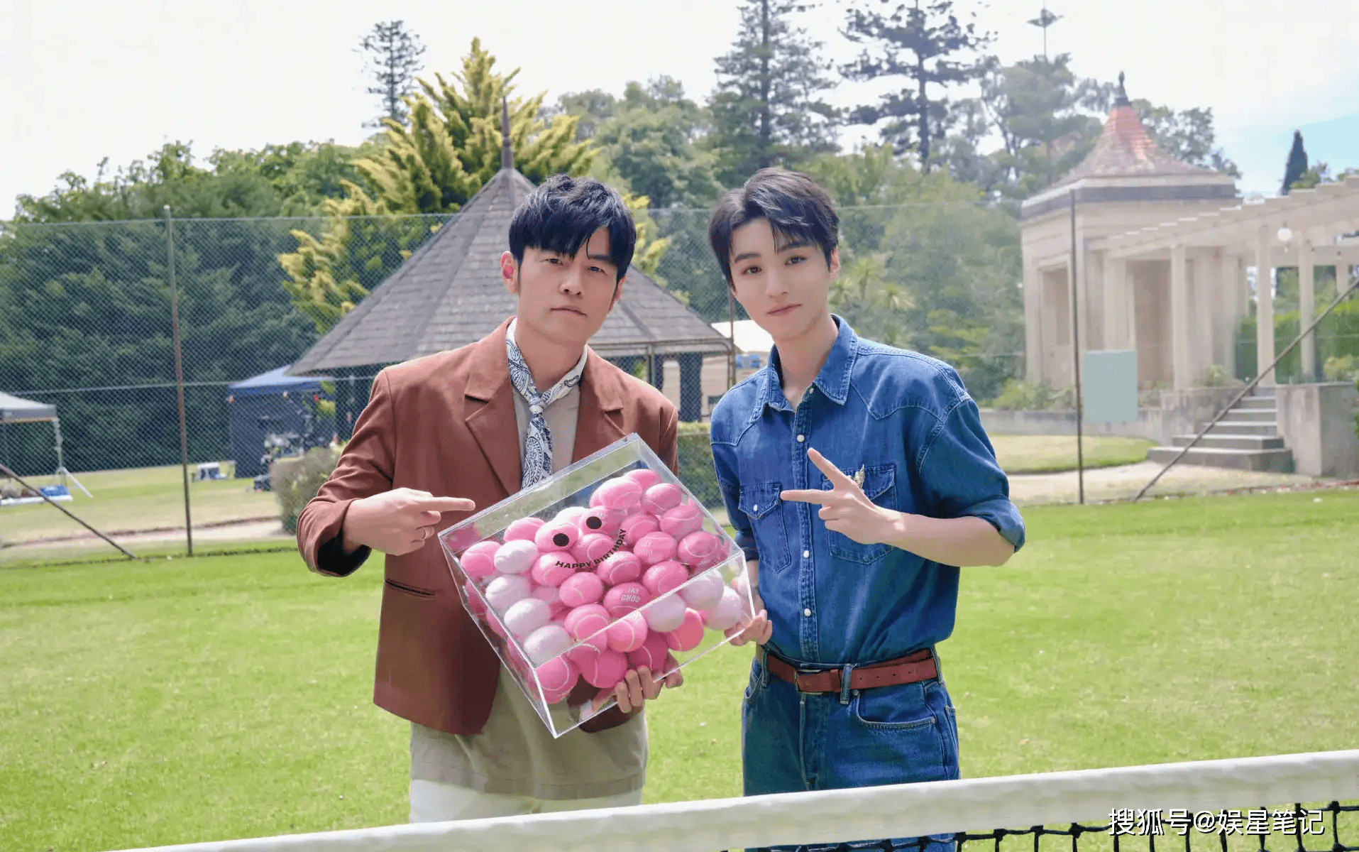 王俊凯再晒与周杰伦合照,配文俏皮藏欢喜,追星天花板实锤