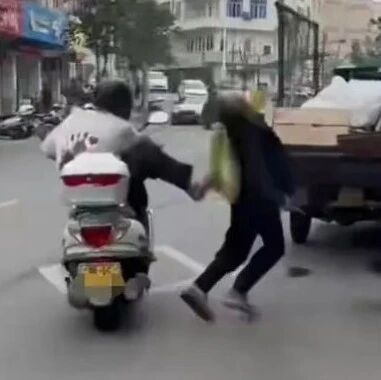 摩托男脚踹老人？当地通报