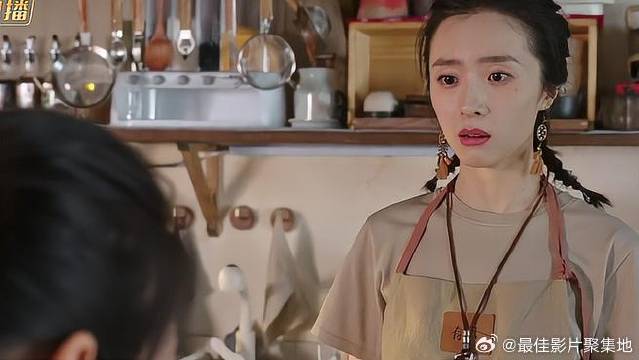 娜娜被人偷拍，立马慌乱躲避，谁料虚惊一场