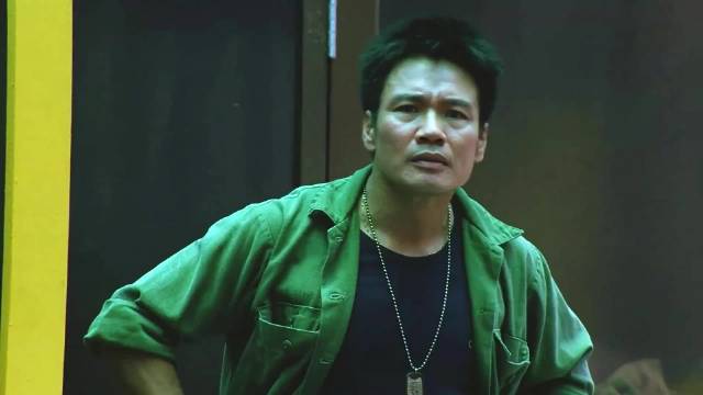 男人本想逃跑，却惊恐地发现杀手就在下面