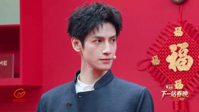 罗云熙春晚直播秀芭蕾教机器人跳舞送马年祝福