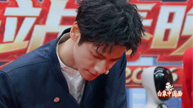 罗云熙春晚首秀献四川话祝福，现场教跳芭蕾写毛笔字