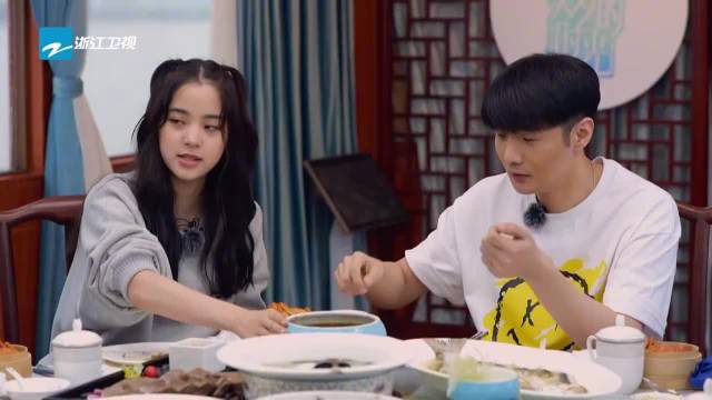 美好的时光：李荣浩太逗了带头吃醉虾欧阳娜娜第一次吃活虾好搞笑