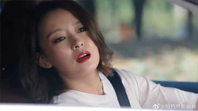 女老师停车，看见男同事，无意发现他的地下恋情！