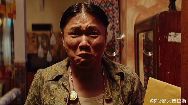 姑娘家客人接连不断，肖央找地方藏身，不料看到这幕