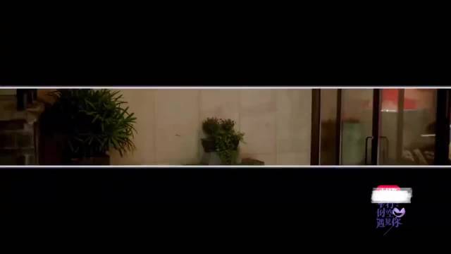 杨超越跟侯明昊接吻结束，就害羞的趴在哥哥锁骨上，可把侯爽坏了