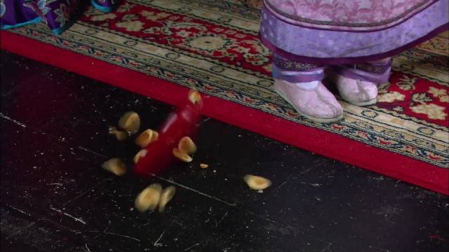 甄嬛传华妃骄纵拒赐福子,后宫之争隐忍为上