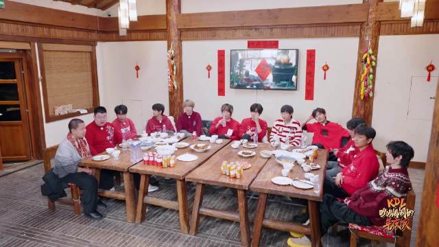 康平路选手包饺子迎新春，幸运硬币烟花添年味