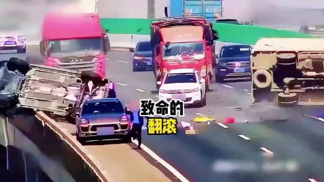 小货车高速撞击越野车坠桥，结果却令民警都十分震惊，到底发生了什么