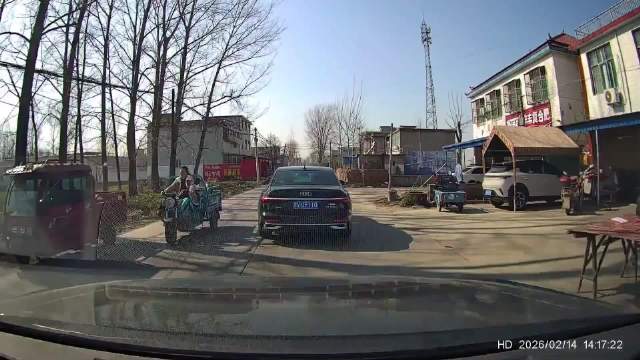 奥迪车主已懵圈，白车司机的操作真是一言难尽