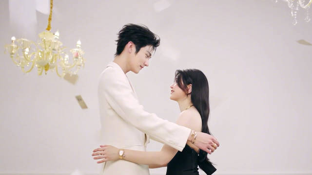 陈妍希周柯宇之手上戴满金银珠宝的富贵版狙击蝴蝶