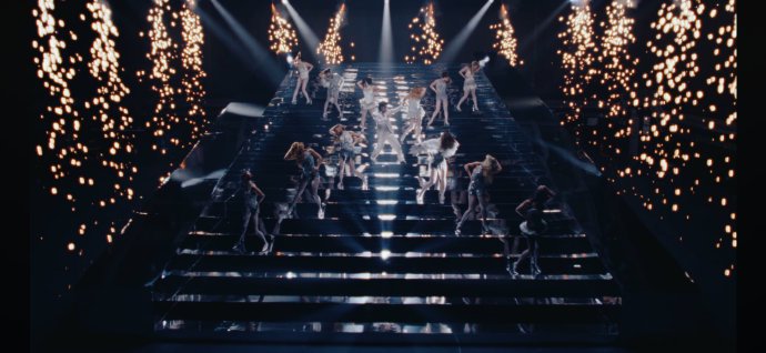 蔡徐坤《What a Day》的MV引发了哪些经典的粉丝二创作品？