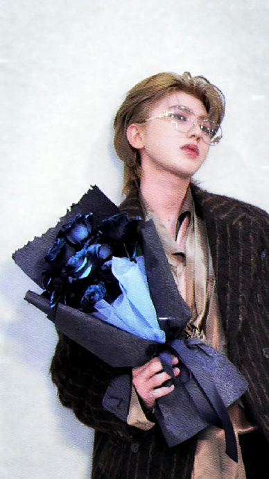 蔡徐坤的“蓝玫瑰”美学在新专辑和情人节活动中是如何体现的？