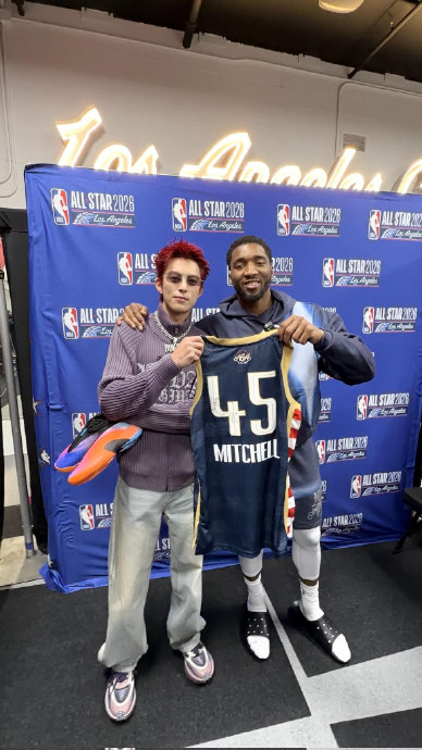 王鹤棣在NBA全明星赛期间，和哪些明星或球员有过互动？