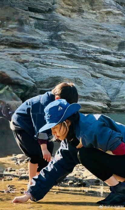 关于白百何让孩子在电缆标识旁小便一事，医学专家如何解释幼儿的憋尿能力？