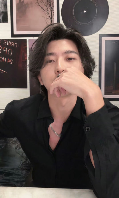 蔡徐坤用“烟花蓝玫瑰”与粉丝共庆情人节，引爆《情人》互动热潮