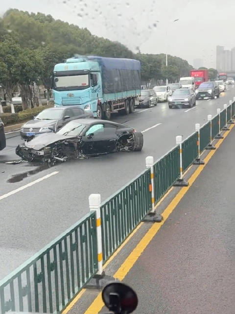 保时捷撞到路边护栏 大家返乡回家开车一定注意安全！