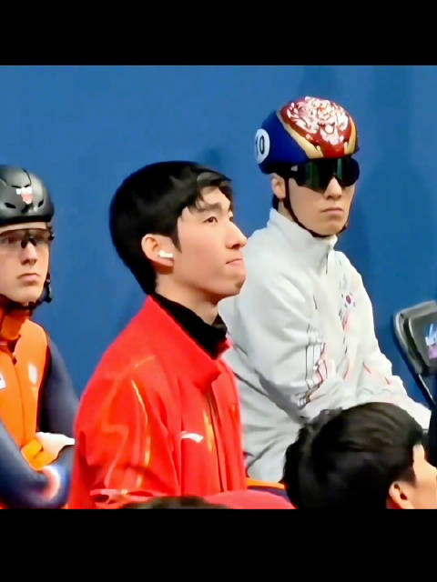 黄大宪一直看林孝埈 网友说：这是三蹦子看法拉利