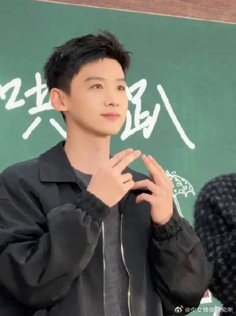 白敬亭翟潇闻被起哄跳舞，有点萌是怎么回事？