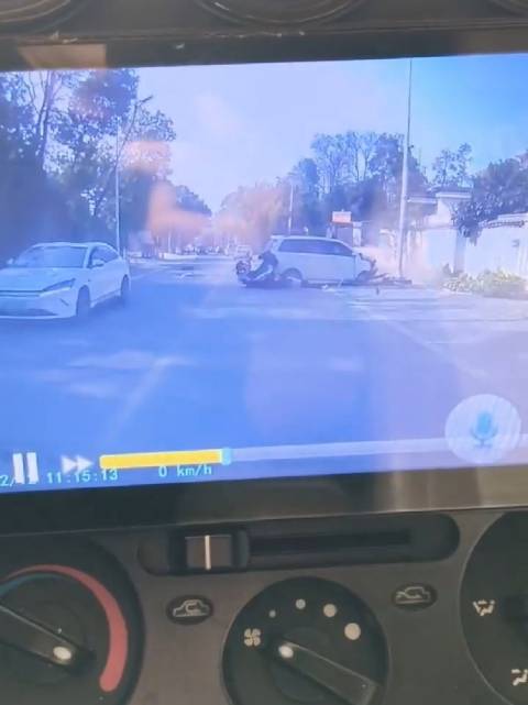 行车记录仪拍下小汽车神龙摆尾致摩托车事故