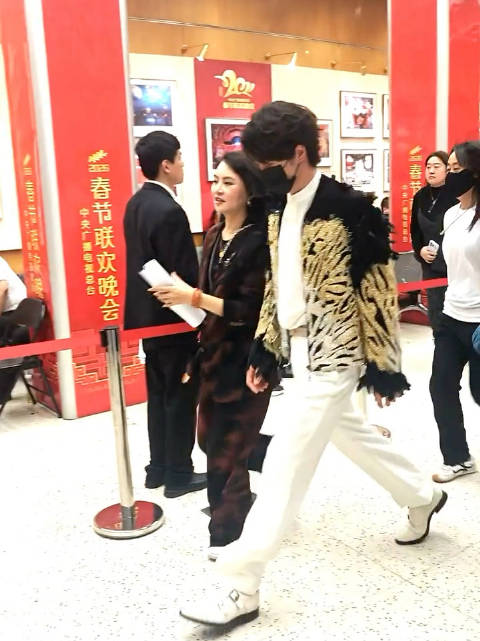 王一博春晚彩排路透 年轻的法拉利