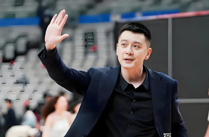 杨鸣作为CBA三连冠教练，其专业表现如何反哺个人魅力？
