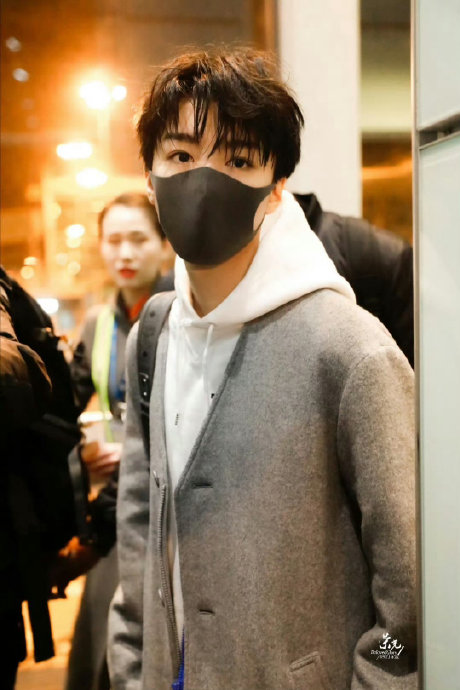 王俊凯情人节低调回渝过年，亲民归途与央视MV共情引发热议