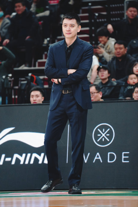 杨鸣AI搭档秀幽默，自嘲“主要负责帅”引爆热搜