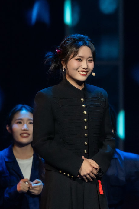 张晚意央视主持首秀获赞，奚美娟惠英红三代影人致敬电影120周年