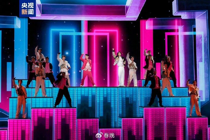 郭富城王一博央视春晚合作舞台引车喻