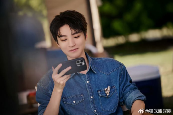 顶流返乡！王俊凯情人节轻装回重庆过年，粉丝温情守护