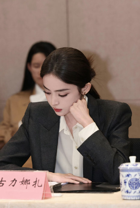 网友们热议的‘娜扎骨相建模级’具体表现在哪些面部特征上？