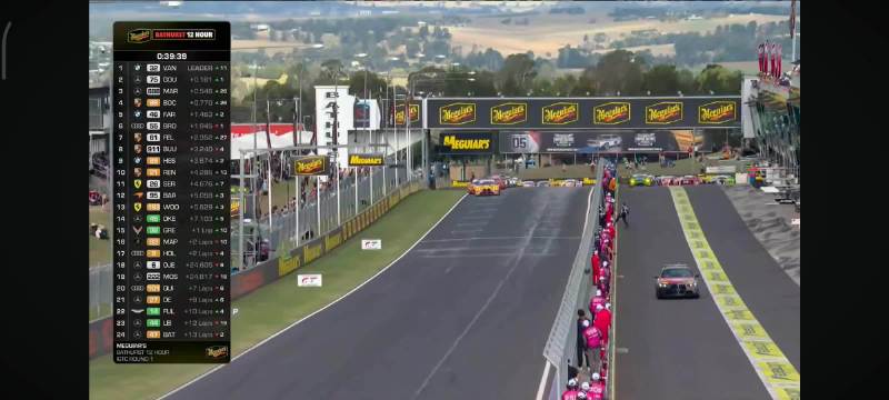 75 Express的75号车组（梅赛德斯）给Team WRT的32号车组（宝马）顶了出去