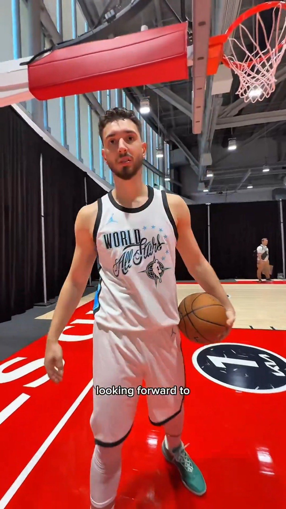 申京在全明星赛前调侃杜兰特： “明天要打爆KD”