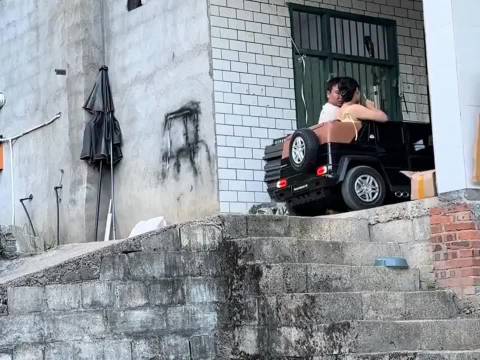 超纲了！大人挤儿童奔驰车，这对夫妻把玩具车开出了仪式感！