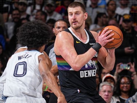 超越火箭重返西部第三！约基奇26+15+11+9失误，掘金险胜灰熊