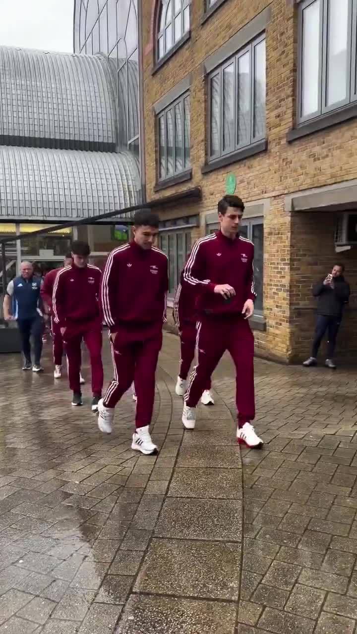 今天阿森纳赛前散步时，厄德高和马克斯·道曼没有出现