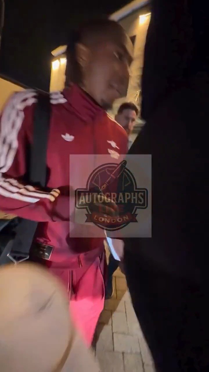 埃泽在酒店给球迷们签名