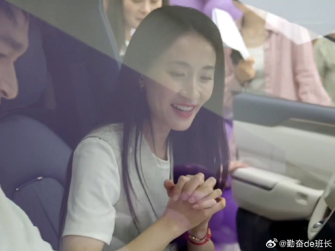 孙杨和张豆豆夫妇在春晚合唱的歌曲《共赴山海》表达了什么情感？