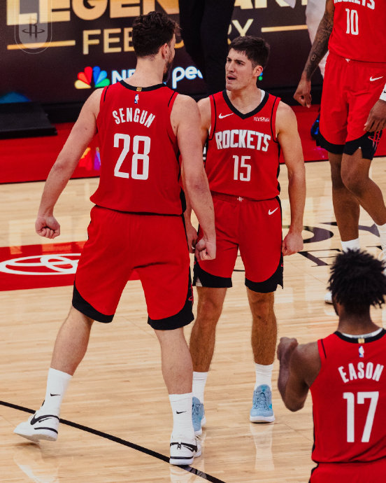 对阵凯尔特人等强队时，火箭队的后卫线暴露了哪些难以被对手针对的短板？