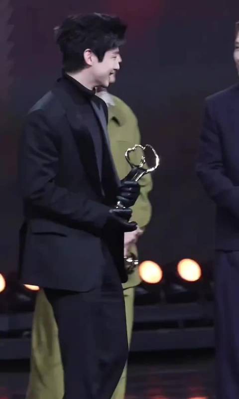 沈腾调侃白敬亭惜字如金致其脸红