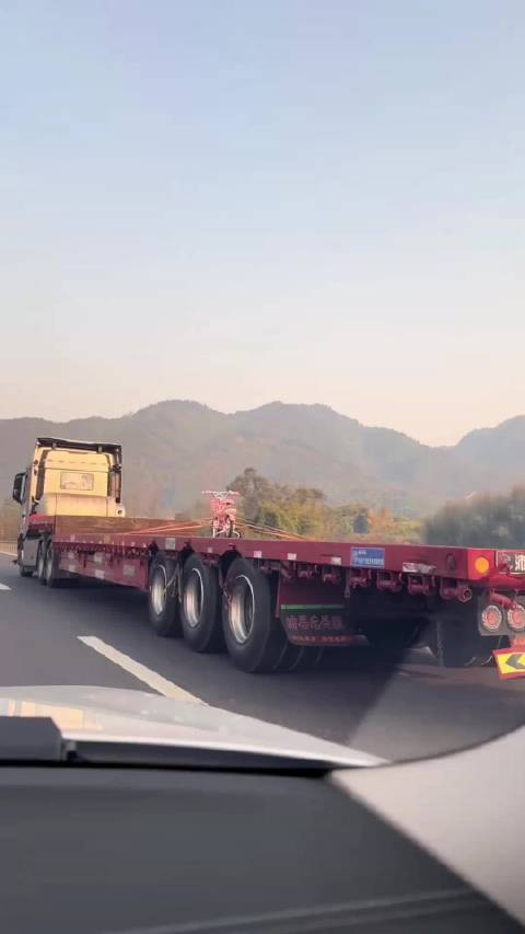 货车载童车摩托驮小狗，春节返乡满载亲情