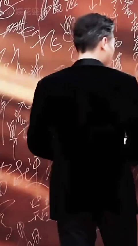 李乃文张译跪地签名，张颂文鞠躬双手递笔