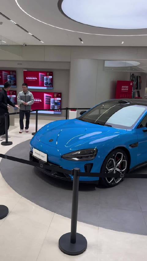 同事逛商场偶遇新一代小米SU7，嗯，店里有车可以看了，但还不能体验内饰