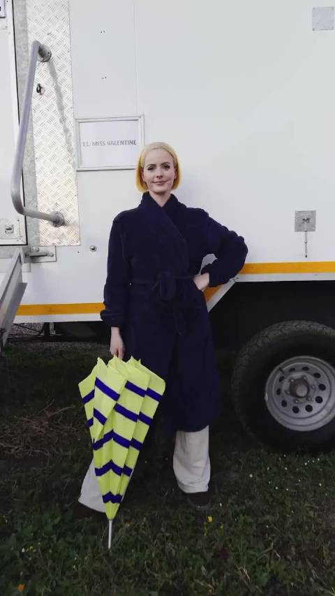 网飞官方发布Miss情人节和Mr.5这对搭档的演员变装视频