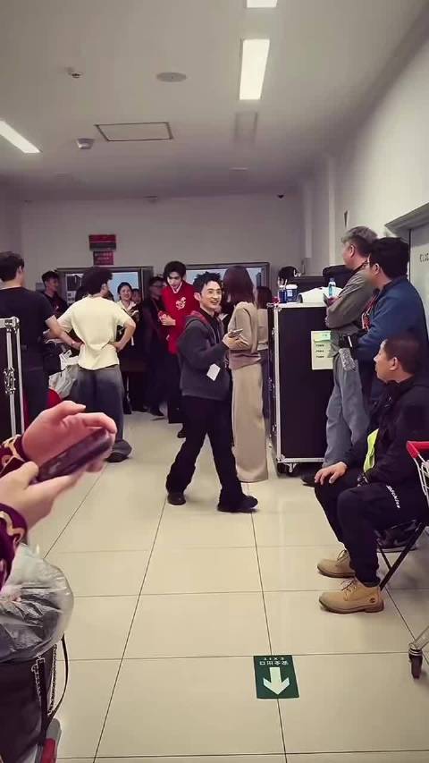 宋威龙春晚彩排和下班路透 这是哪位新郎来了