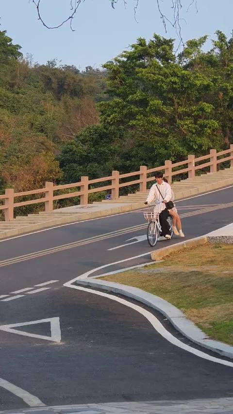 杨超越董思成拍戏摔倒引关注，郑雨表情异常引猜测